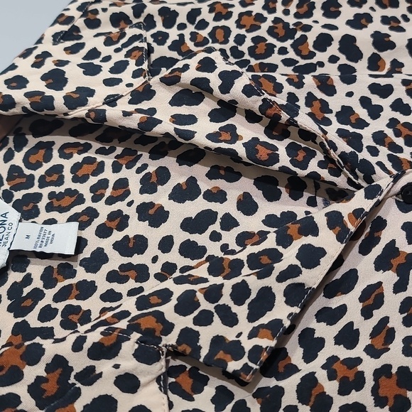 ARIZONA Animal Print Aesthetic Collared Button-Up Blouse - Picture 3 of 8